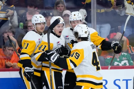 Penguins pile on in 7-0 win over Flyers in opener